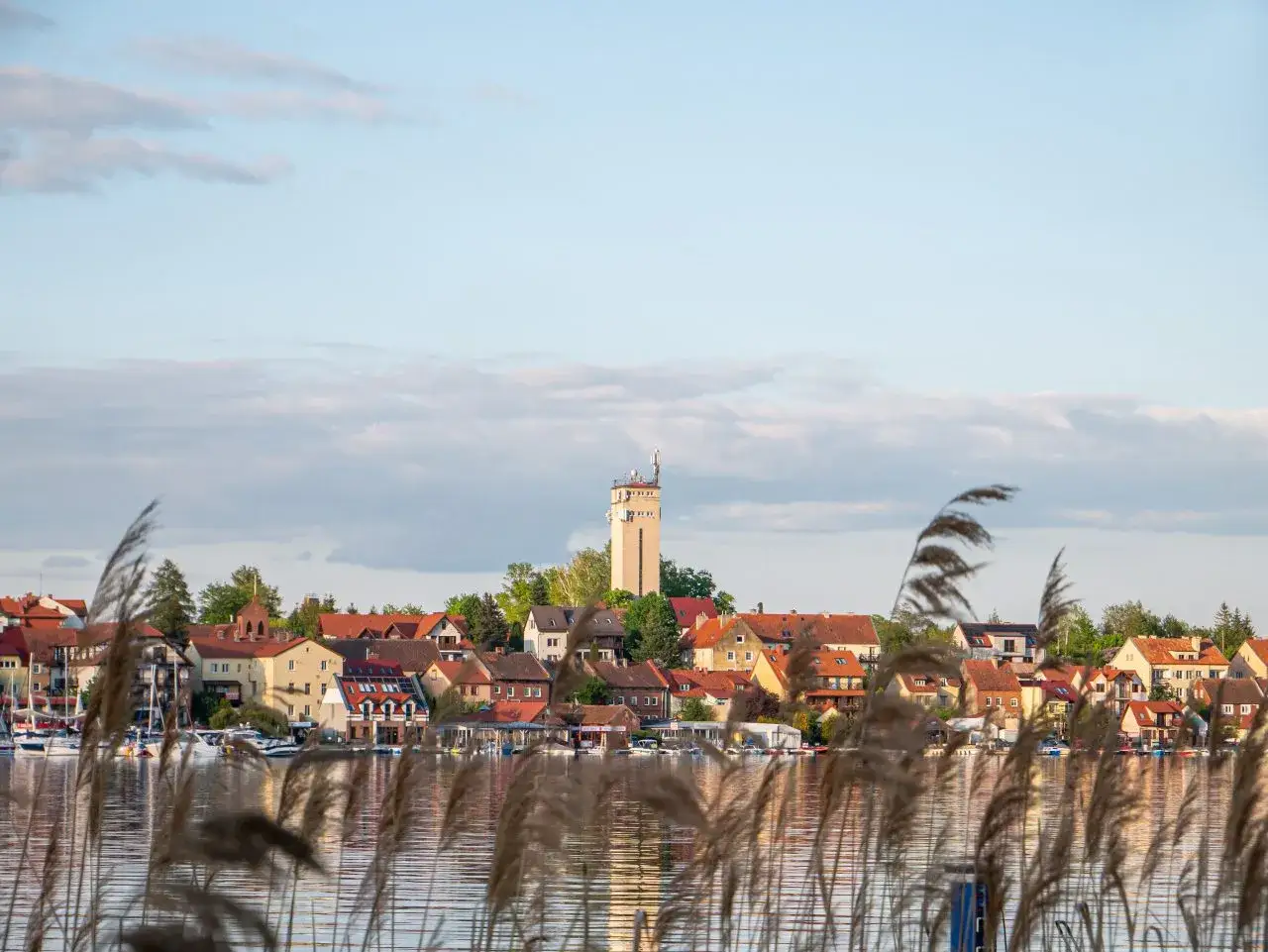 Widok na miasteczko z wieżą, idealne na mikołajki atrakcje na weekend.