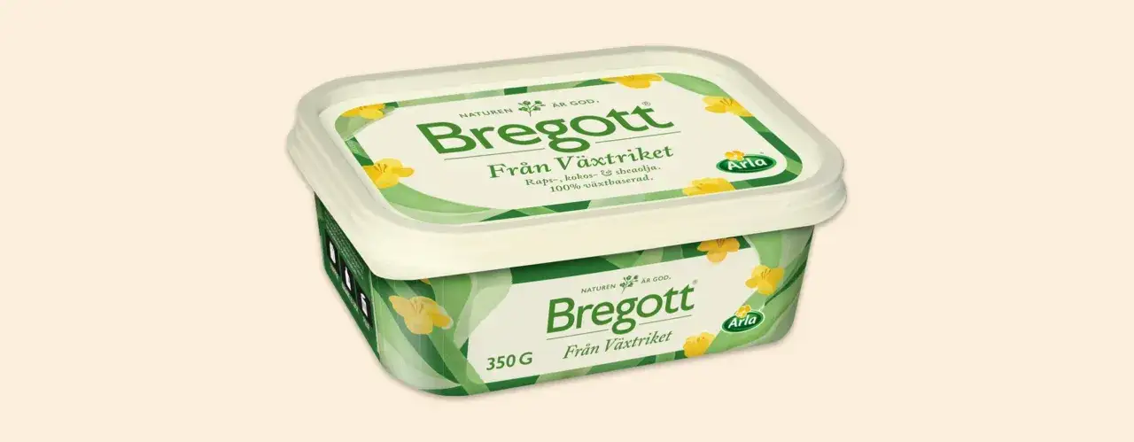 En förpackning Bregott Från Växtriket med raps-, kokos- och sheaolja. Den är 100% växtbaserad och har Arla som producent.