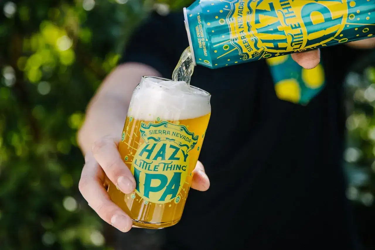 Une bi&egrave;re trouble, une Hazy Little Thing IPA, est vers&eacute;e d'une canette dans un verre.