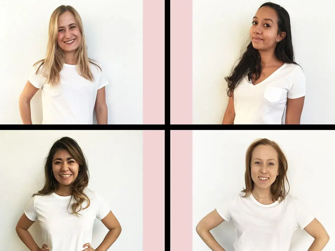 Quattro donne sorridenti indossano magliette bianche. Un'idea su cosa mettere sotto camicia bianca per un look casual.