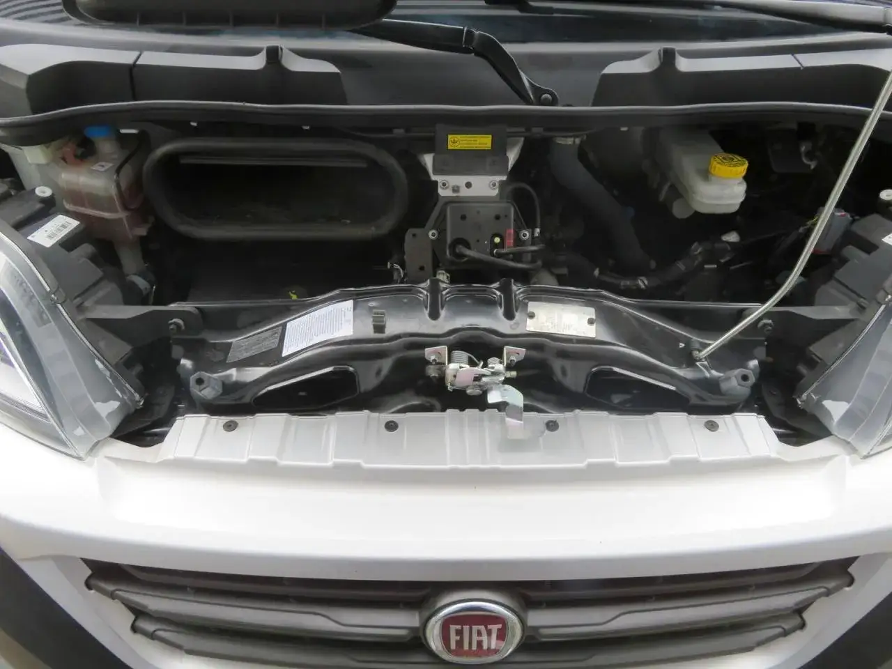 Compartiment moteur d'un Fiat Ducato 2.3 Multijet 140 Euro 6, prêt pour l'aventure.