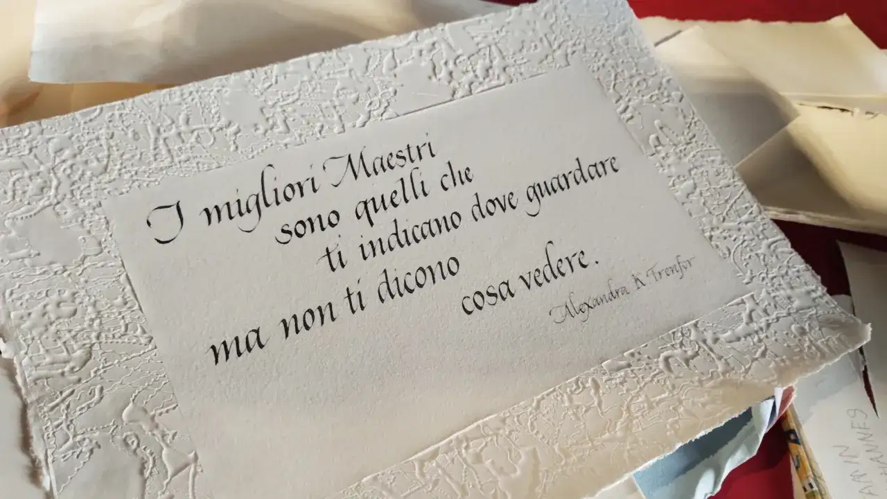 Un invito calligrafato con una citazione ispiratrice, perfetto per celebrare la poesia di 60 anni di matrimonio.