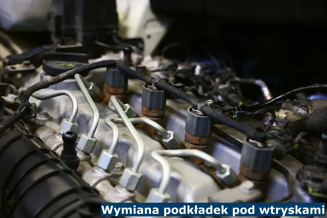 Widok silnika z widocznymi wtryskiwaczami i przewodami paliwowymi. Wymiana podkładek pod wtryskami to kluczowy element dbania o sprawność jednostki napędowej.
