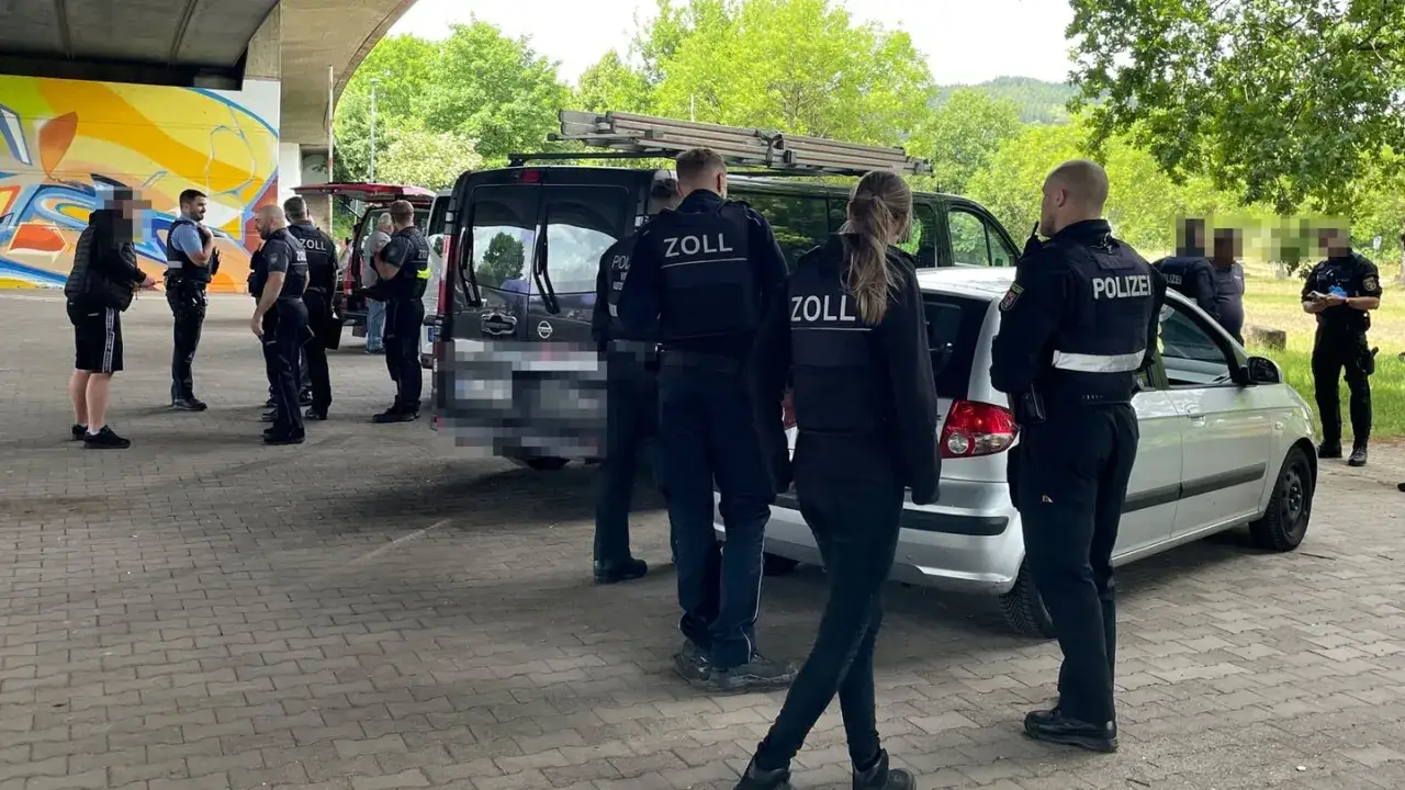 Zollbeamte kontrollieren einen Fahrer. Verdacht auf cannabis am steuer. Mehrere Beamte sind im Einsatz.