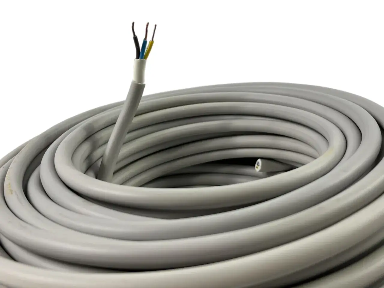Zwinięty kabel elektryczny typu nym-j, z widocznymi trzema żyłami w izolacji.