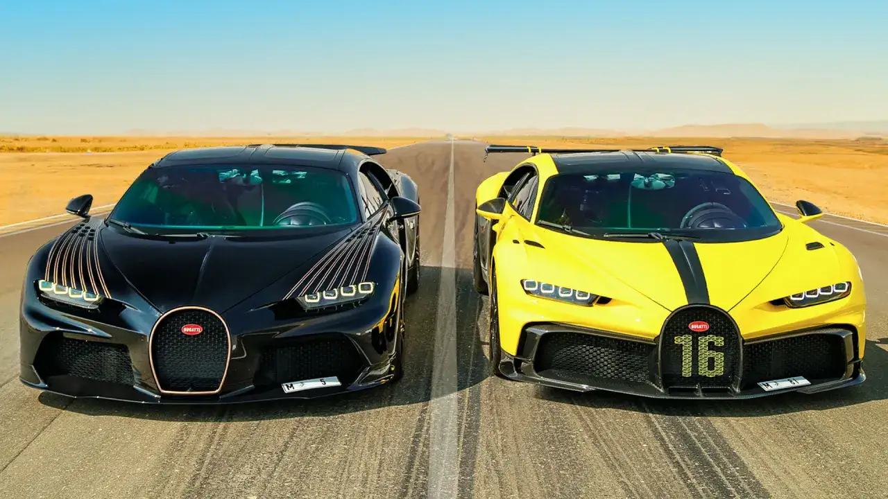 Zwei Bugatti Chiron PS-Monster, schwarz und gelb, stehen auf einer Rennstrecke in der W&uuml;ste.