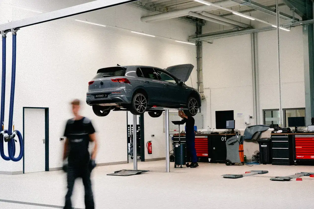 Ein VW Polo wird in einer Werkstatt auf einer Hebeb&uuml;hne inspiziert. Die Kosten f&uuml;r die Inspektion sind hier nicht ersichtlich.