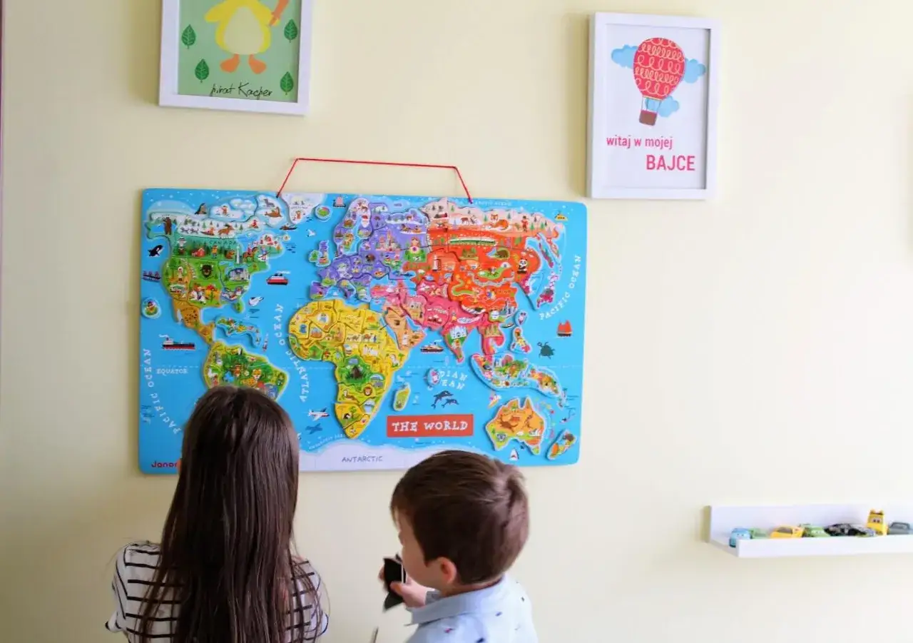 Dzieci odkrywają świat z kolorową mapą-puzzlami. To wspaniałe, mądre zabawki, kt&oacute;re rozbudzają ciekawość i zachęcają do nauki.