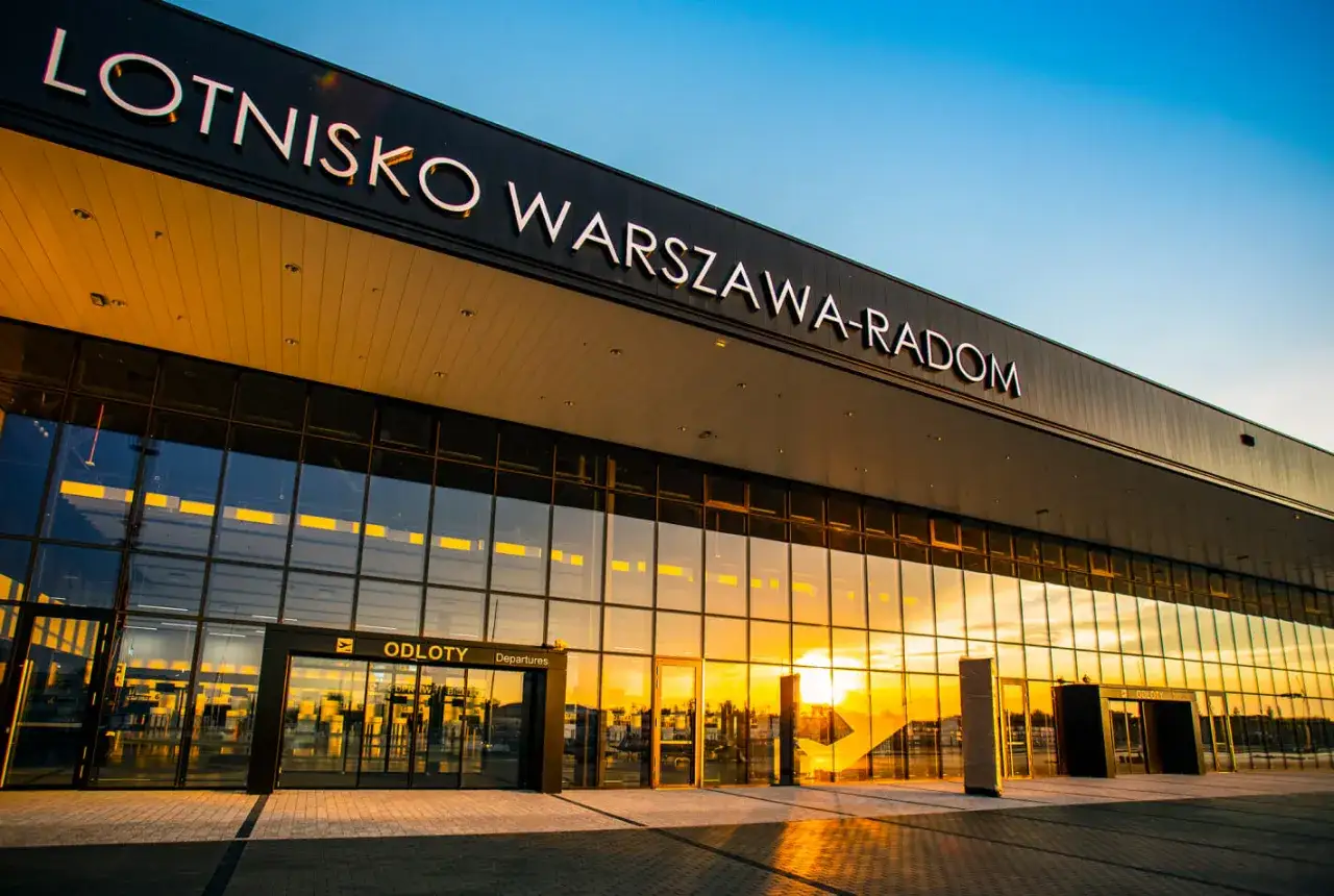 Nowe lotnisko Warszawa-Radom w blasku zachodzącego słońca. Czekamy na otwarcie!