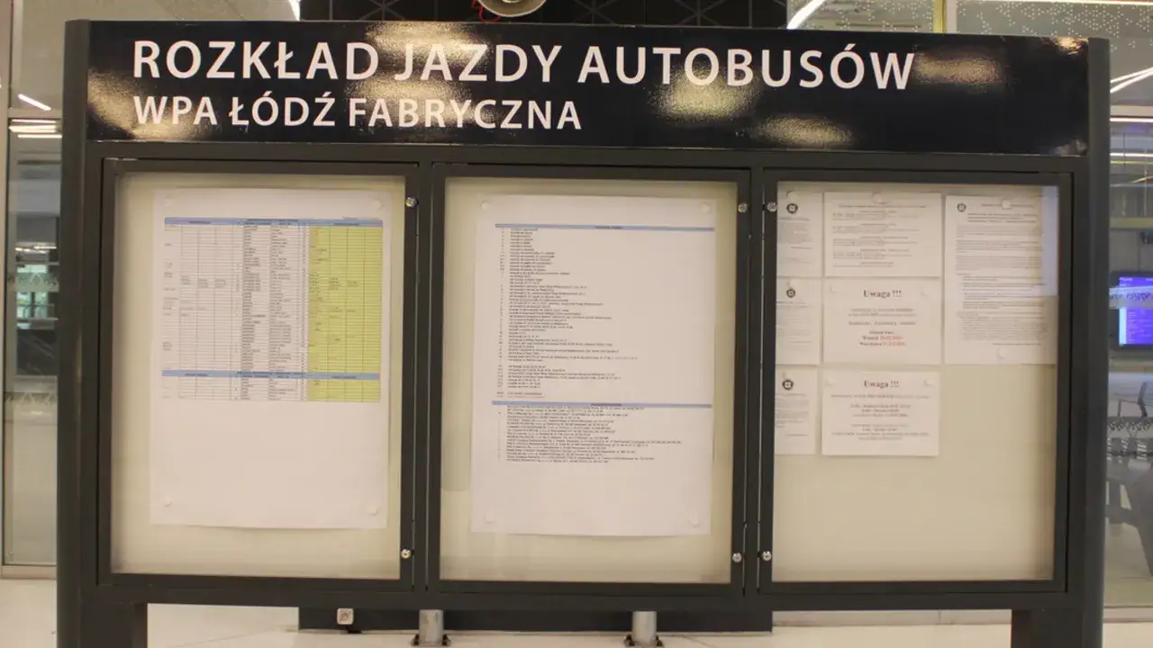tablica odjazd&oacute;w dworzec autobusowy