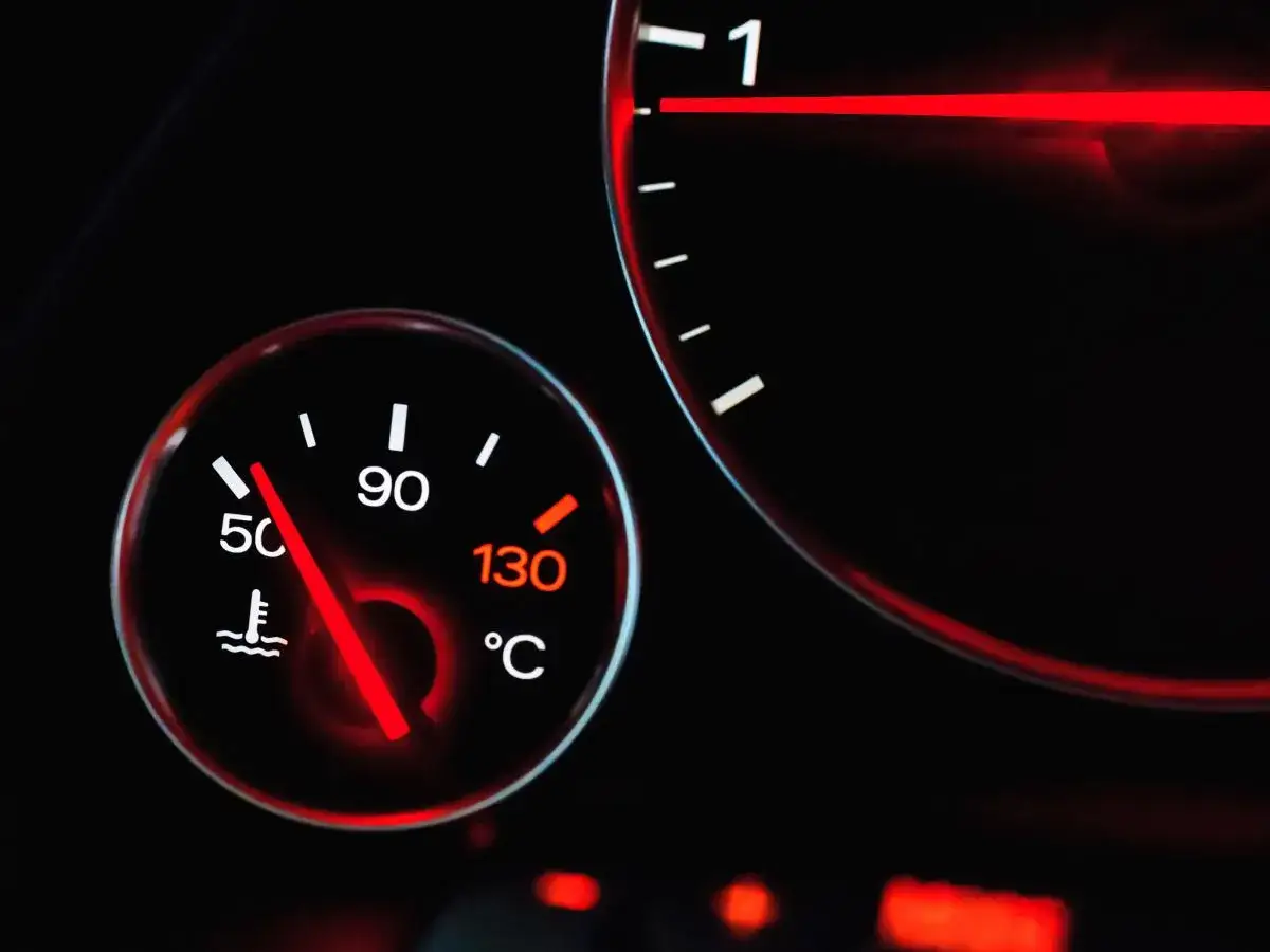 Zbliżenie na kontrolki Volvo XC60: wskaźnik temperatury silnika pokazuje ok. 50°C, obok widoczny fragment prędkościomierza.