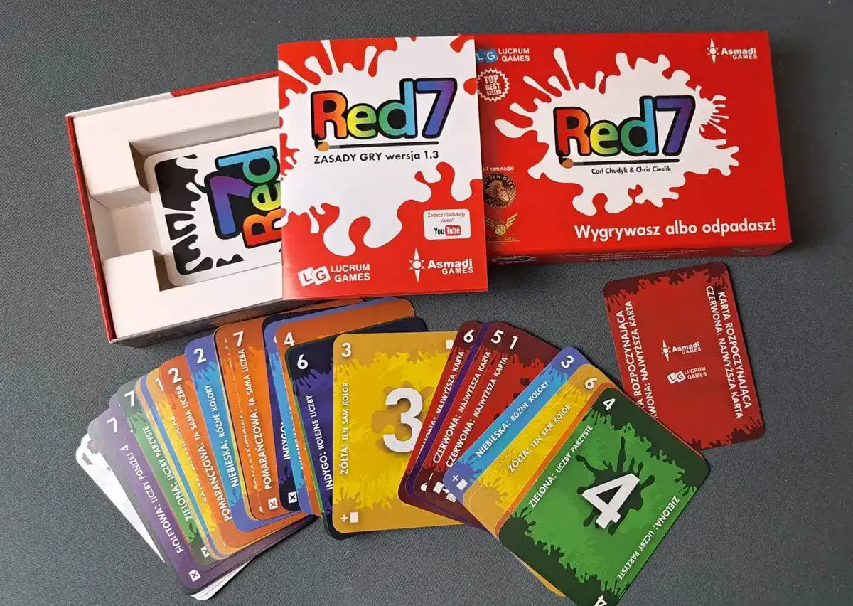 Gra karciana Red7 dla czterech osób. Kolorowe karty z cyframi i zasadami gry.