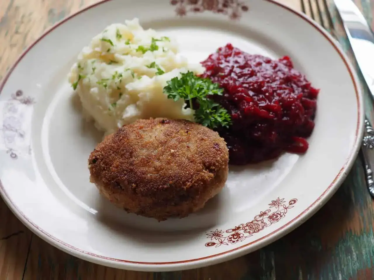 Obłędne kotlety mielone z puree ziemniaczanym i żurawiną. Pyszny, domowy obiad.