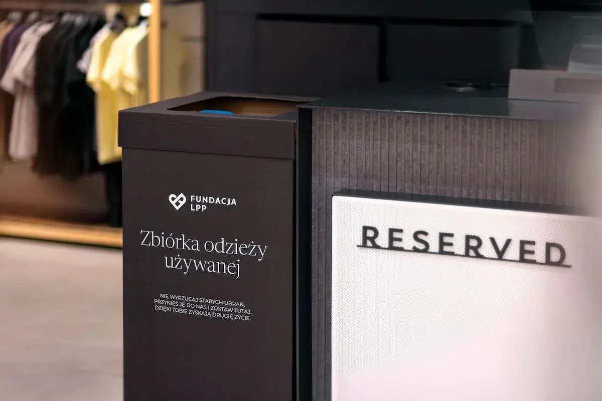 Pudełko na zbiórkę odzieży używanej Fundacji LPP. Dowiedz się, co zrobić ze starymi ubraniami – przynieś je tutaj, by zyskały drugie życie.
