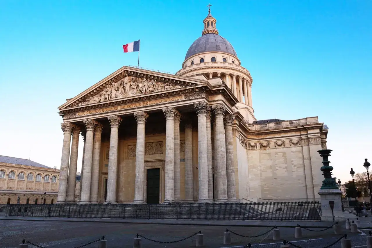 Le Panthéon de Paris, un des lieux de mémoire chers à Pierre Nora, sous un ciel bleu.