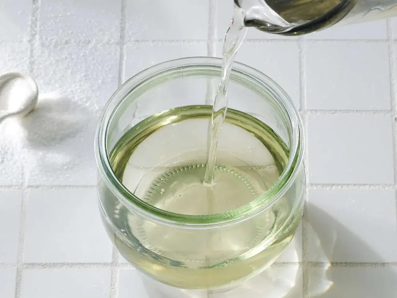 Klarer Sirup wird in ein Glas gegossen. So einfach lässt sich zuckersirup selber machen.