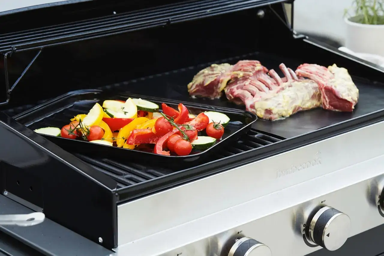Carré d'agneau mariné et légumes colorés prêts pour une recette marinade agneau barbecue parfaite.
