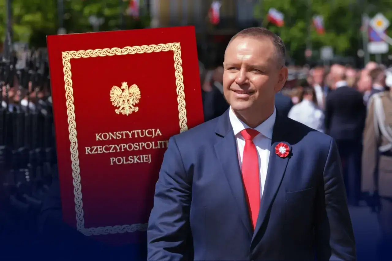 Uśmiechnięty mężczyzna w garniturze obok Konstytucji RP. Czy prezydent może odwołać premiera? To pytanie nurtuje wielu Polaków.