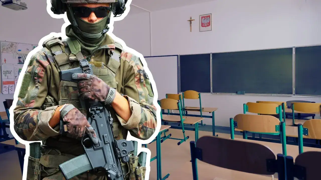Szeregowy w wojsku, w pełnym rynsztunku, stoi w pustej klasie. To nietypowe miejsce do pełnienia służby.
