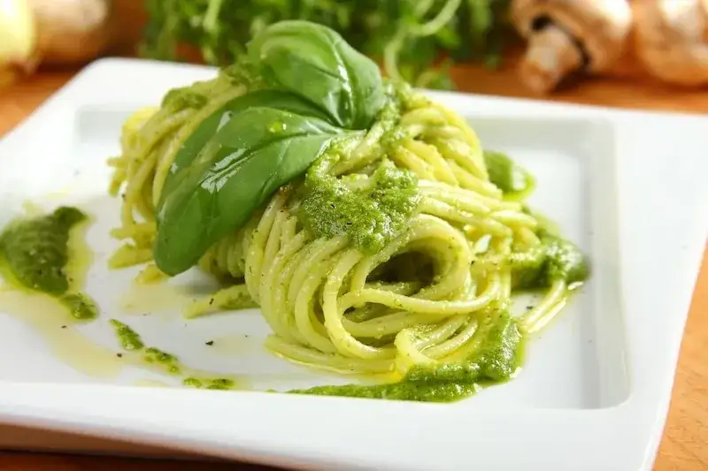 składniki na pesto bazyliowe