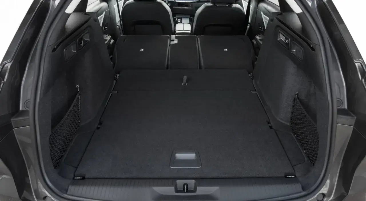 Maletero Opel Astra con asientos abatidos, listo para cargar equipaje o compras. Espacio amplio y pr&aacute;ctico.