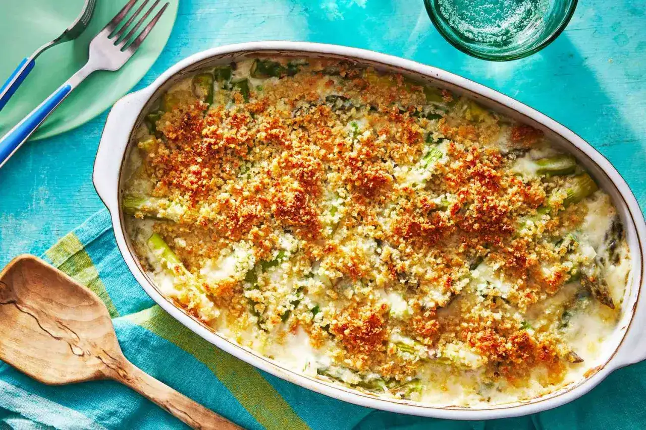 Ein köstlicher, cremiger spargelauflauf vegetarisch mit knuspriger Kruste, bereit zum Servieren.