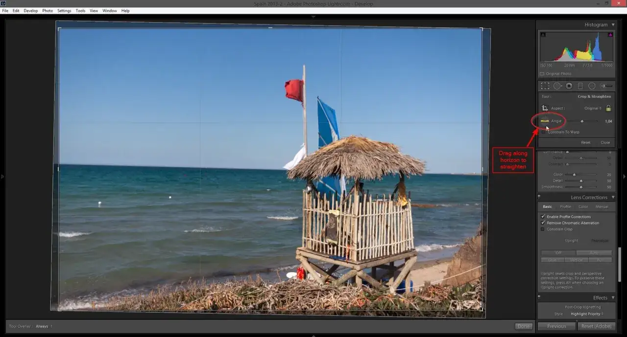 Krzywy horyzont na zdjęciu z ratowniczą wieżą na plaży. Narzędzie