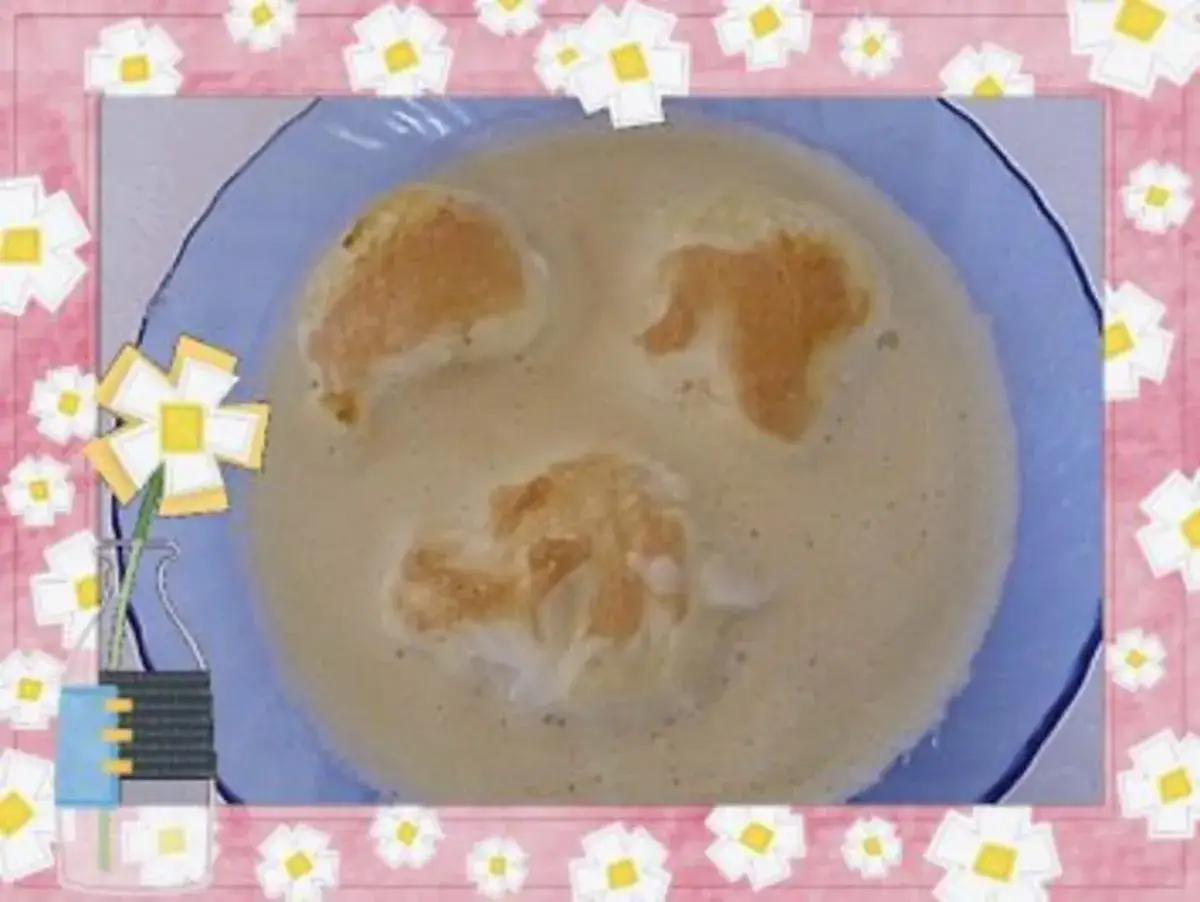 Norddeutsche Buttermilchsuppe mit Croutons, die wie ein Smiley aussehen. Ein Blumenrahmen ziert das Bild.