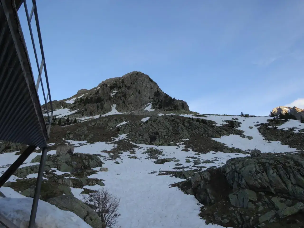 Paisaje monta&ntilde;oso con nieve y rocas, parte de la ruta de los tres refugios.