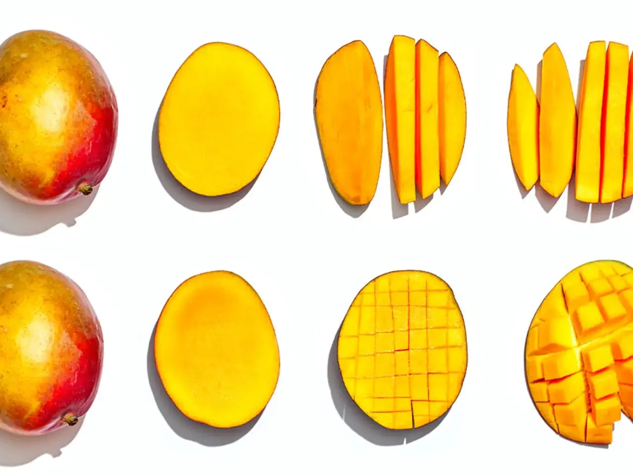 Zwei ganze Mangos, eine halbe, Streifen und W&uuml;rfel zeigen, wie man eine Mango schneiden kann.