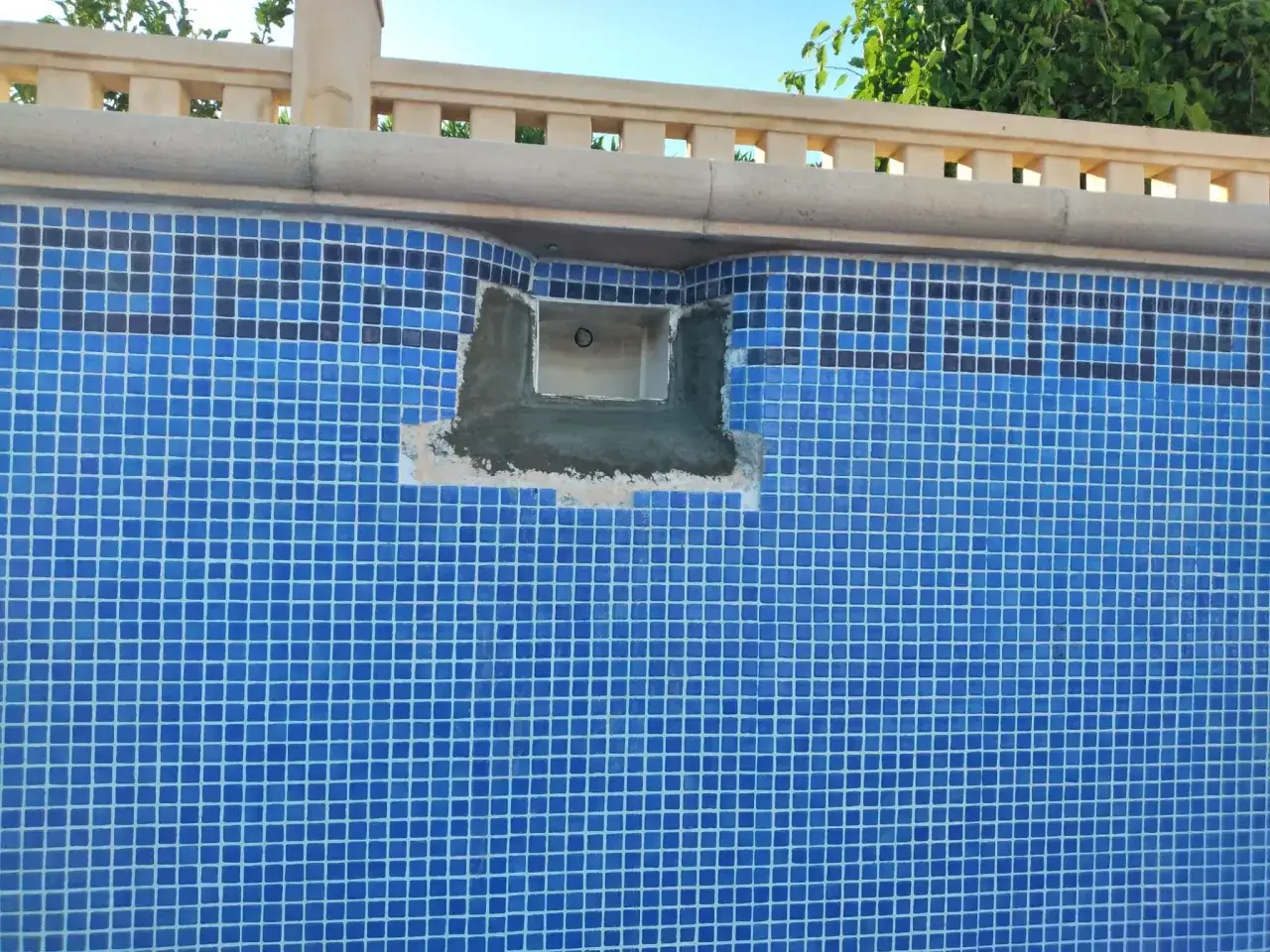 Revestimiento de piscina con azulejos azules, preparando la zona para impermeabilizar piscina.
