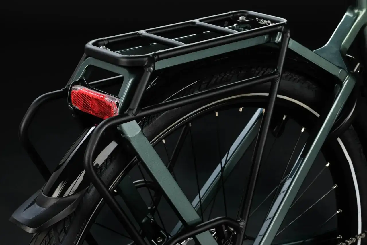 De achterkant van een groene tourfiets met bagagedrager en spatbord. Ideaal als je een tourfiets kopen wilt voor lange ritten.