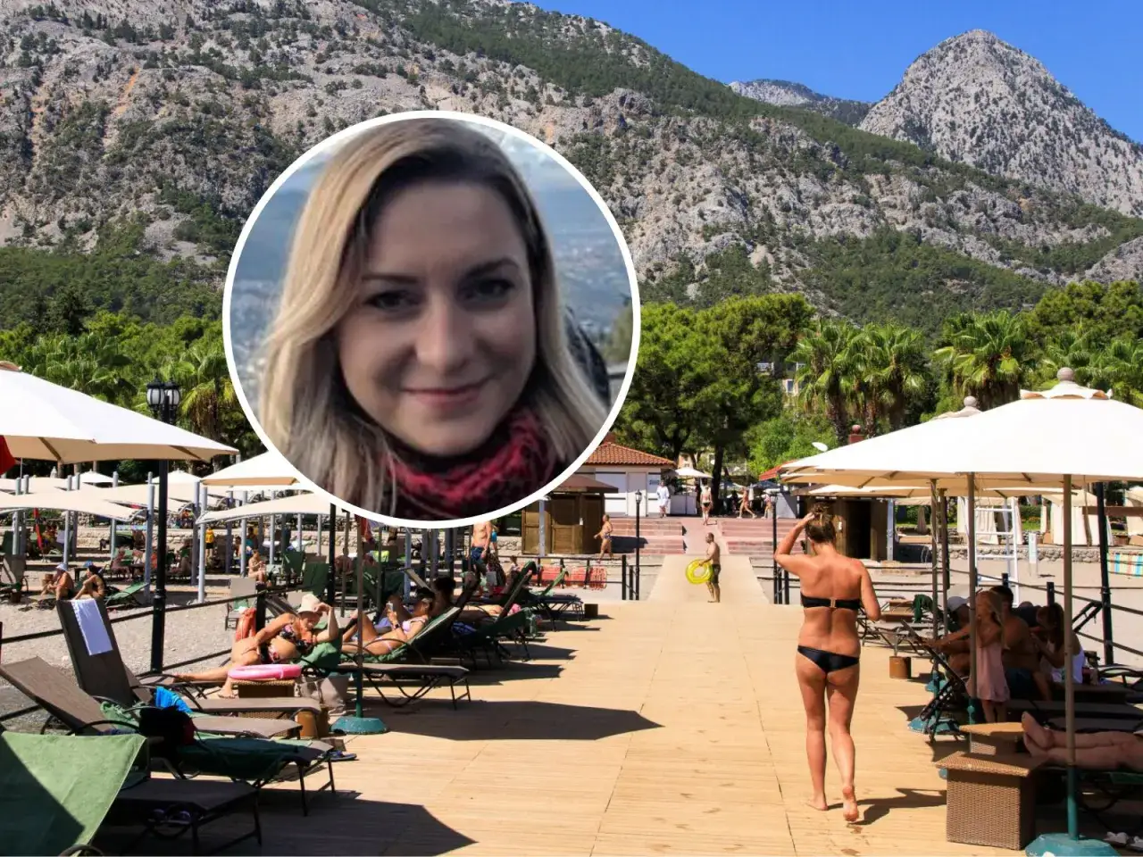 Blondynka na wakacjach w Turcji. Czy turcja jest bezpieczna dla blondynek? Relaks na plaży pod górskim krajobrazem.