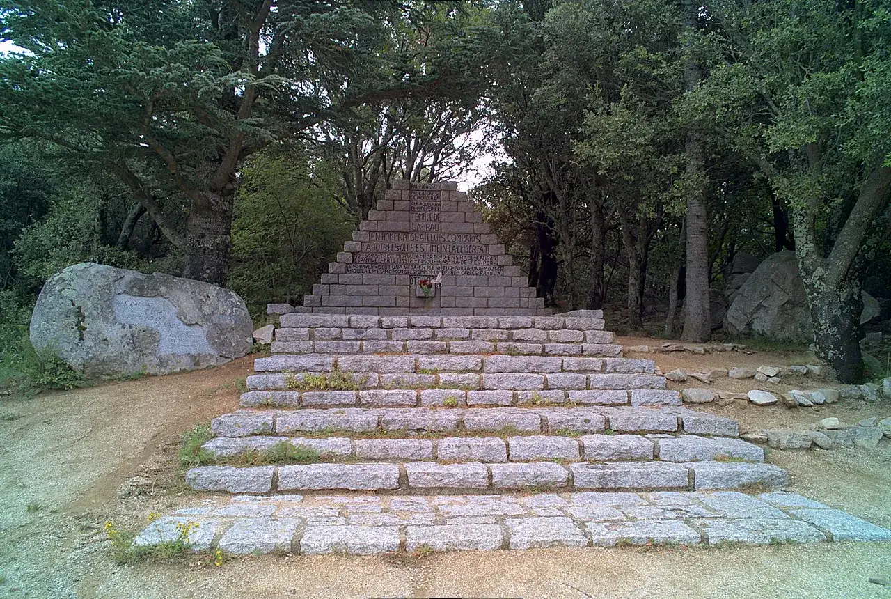 Monumento en la ruta de l'exili, con escalinata de piedra y un gran monolito.