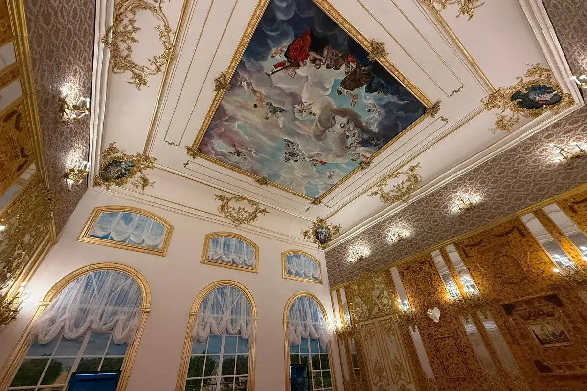 Złocone zdobienia, malowany sufit i ściany imitujące bursztynową komnatę tworzą luksusową atmosferę.