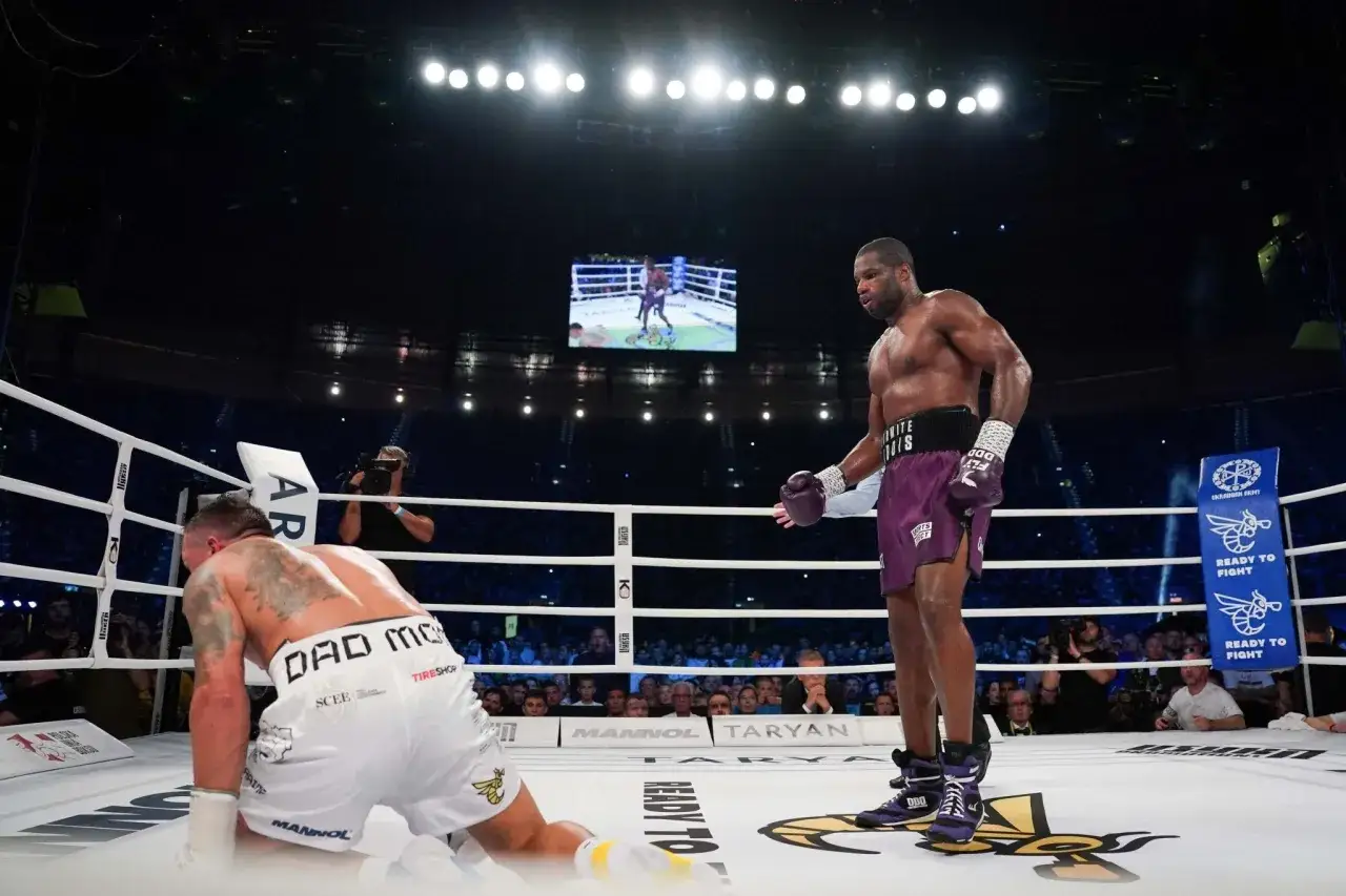 Boxaren Daniel Dubois st&aring;r &ouml;ver en nedslagen Oleksandr Usyk i en intensiv match.