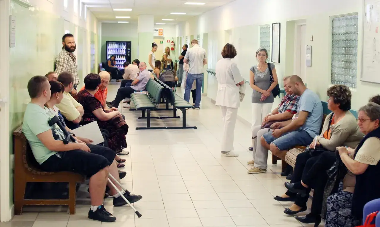 Pusta poczekalnia, długie kolejki do lekarza