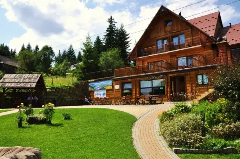 Bac&oacute;wka PTTK na Obidzy widok zewnętrzny Beskid Sądecki