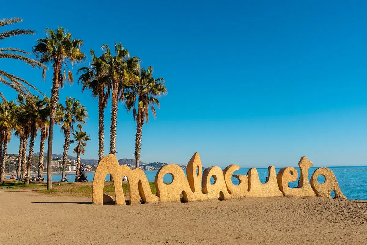 Piękna plaża w Hiszpanii z palmami i napisem 