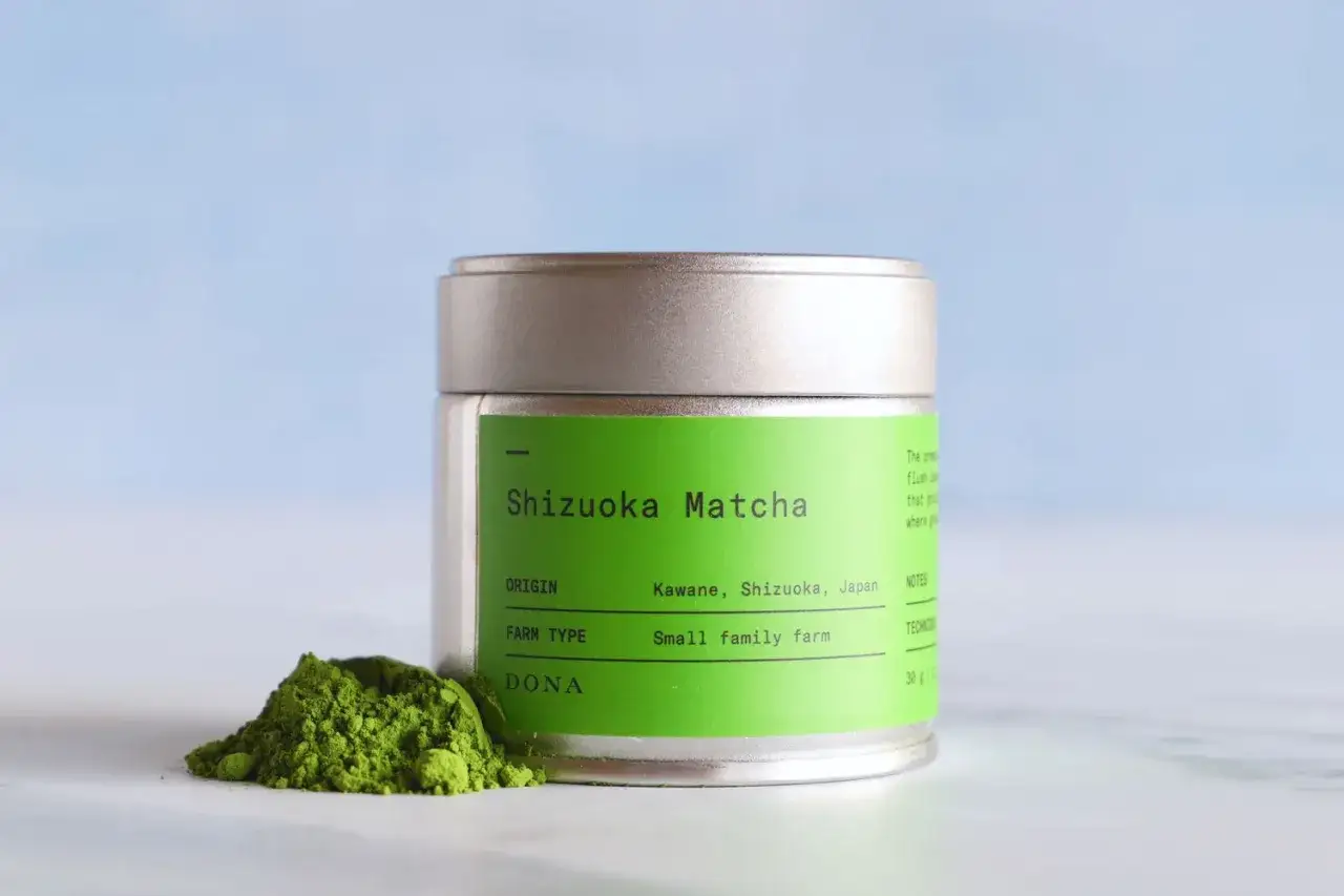 Puszka Shizuoka Matcha z małej rodzinnej farmy w Japonii. Idealne miejsce, by zacząć szukać, gdzie kupić matcha.