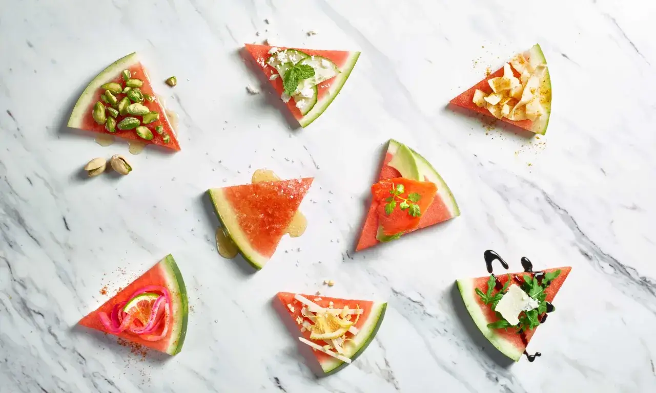 Olika id&eacute;er f&ouml;r vattenmelon recept: bitar med pistage, gurka, fetaost, lax, avokado, l&ouml;k, och parmesan.