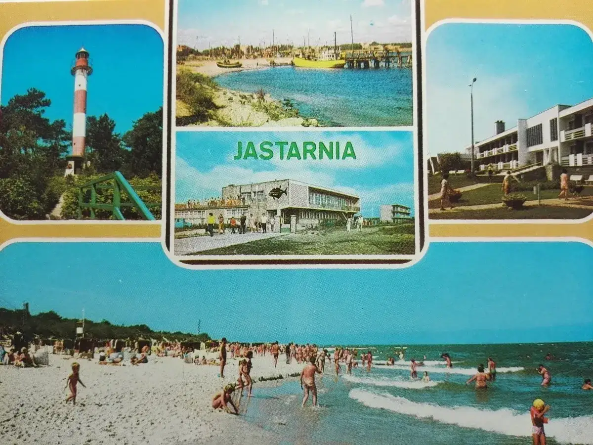 Jastarnia latarnia morska, plaża pełna ludzi, budynki i port. Wakacyjny widok.