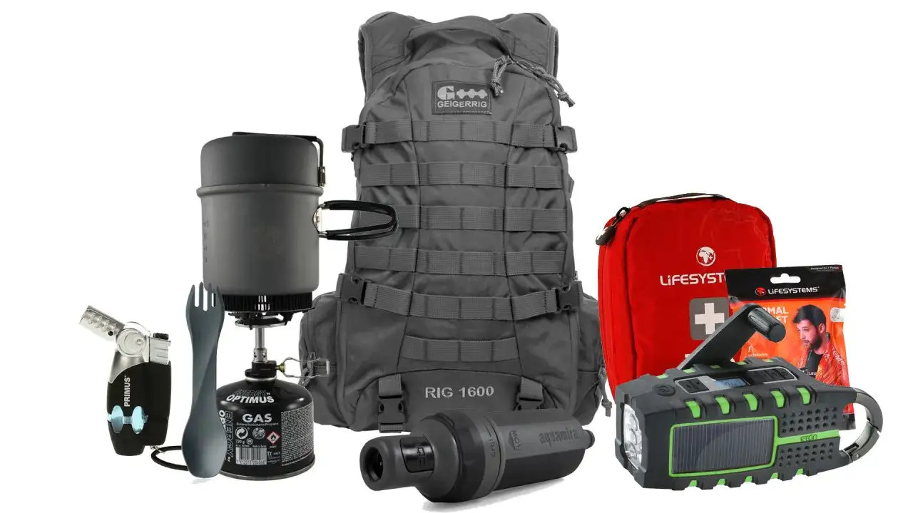 Utrustning f&ouml;r en bug out bag i Sverige: ryggs&auml;ck, k&ouml;k, gas, t&auml;ndare, vattenfilter, f&ouml;rsta hj&auml;lpen-kit och en vevradio/lykta.
