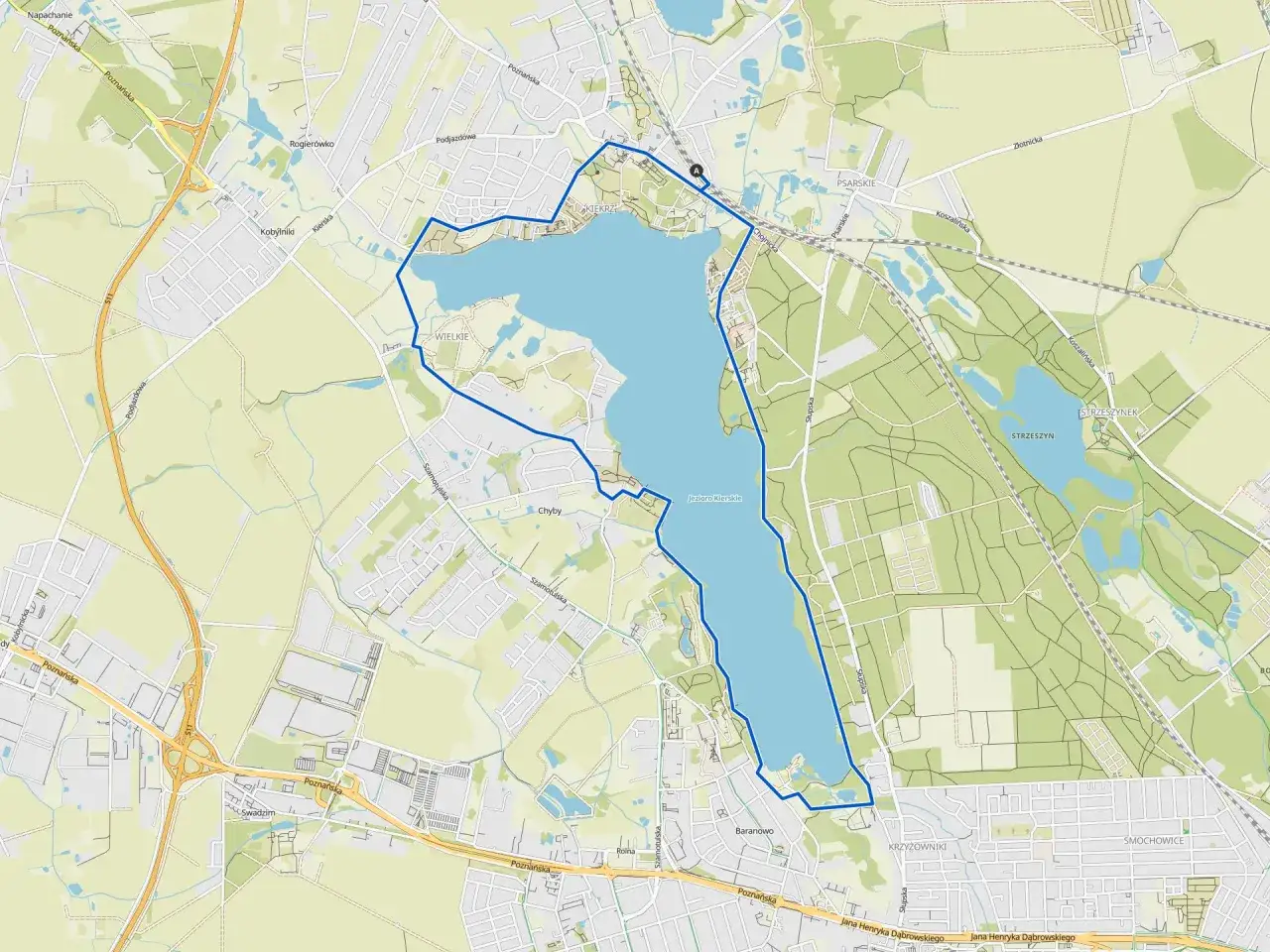 Mapa przedstawia Jezioro Kierskie Małe otoczone terenami zielonymi i zabudowaniami.
