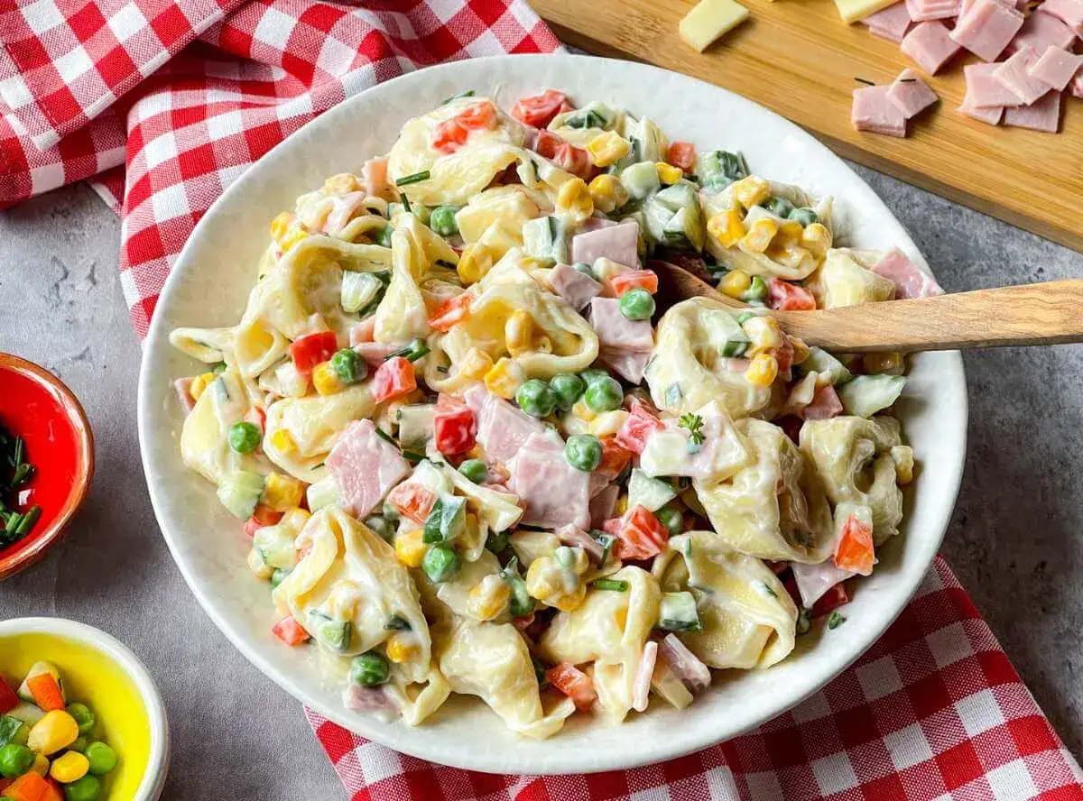 Cremiger Tortellini-Salat mit Schinken, Erbsen und Mais – eine köstliche Idee für Tortellini Rezepte.