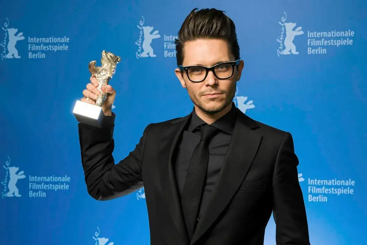 Tomasz Wasilewski, prezenter pogody, w wieku 40 lat, odbiera nagrodę Złotego Niedźwiedzia na Berlinale.