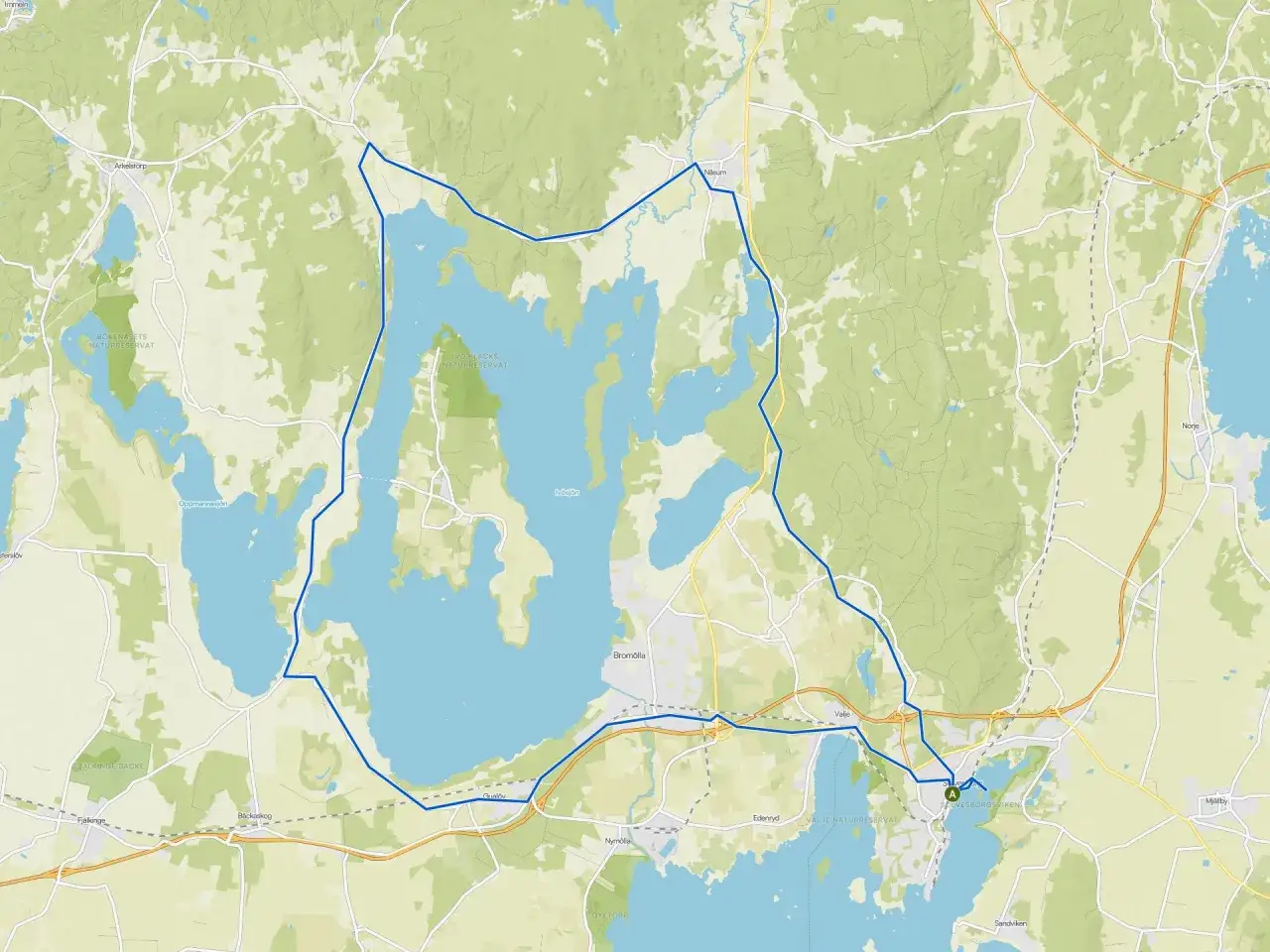 Trasa rowerowa wok&oacute;ł jeziora Immeln, idealna na wycieczkę **karlskrona rowerem**. Widok mapy z zaznaczoną trasą, jeziorami i rezerwatami przyrody.