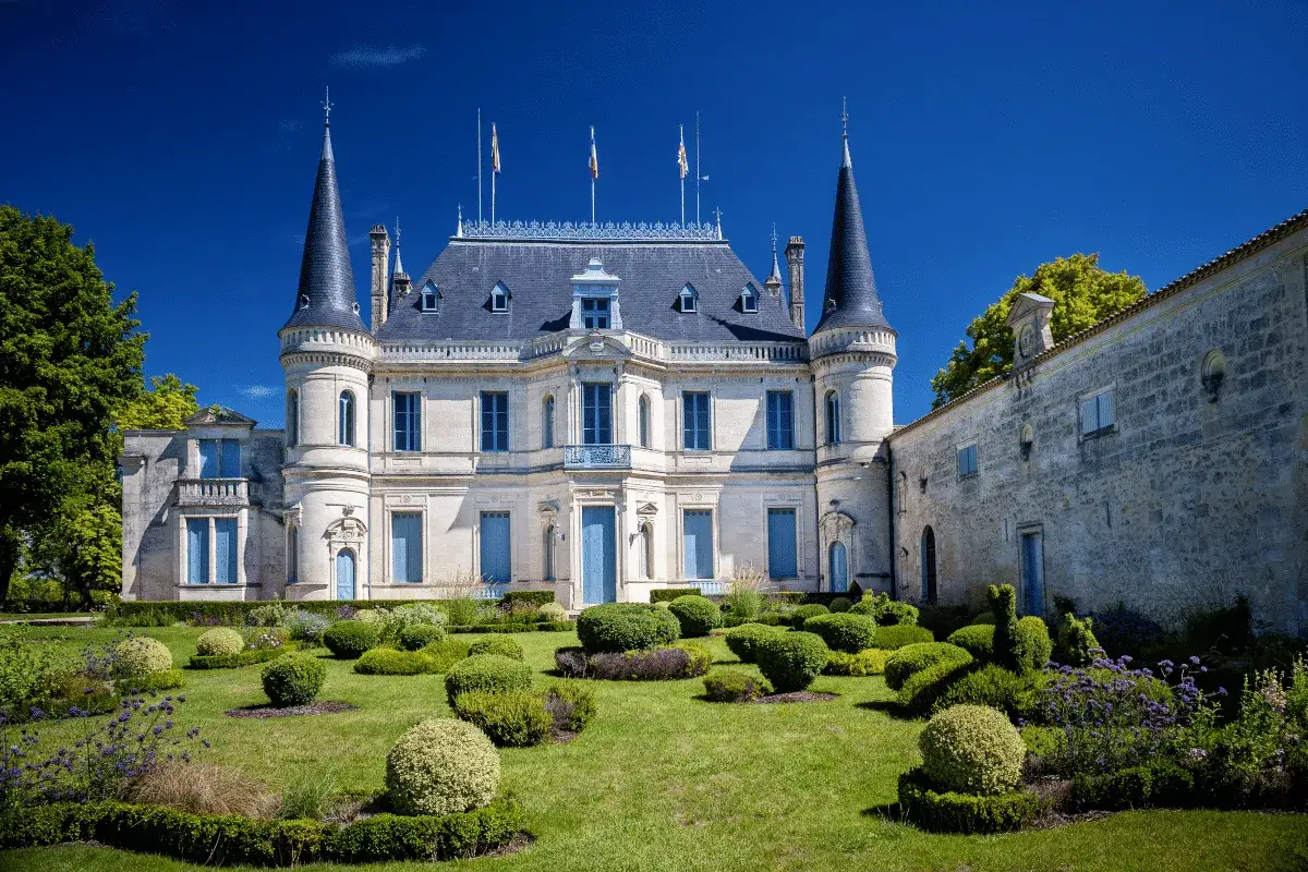 Magnifique château bordelais avec jardin à la française, idéal pour un séjour vignoble.