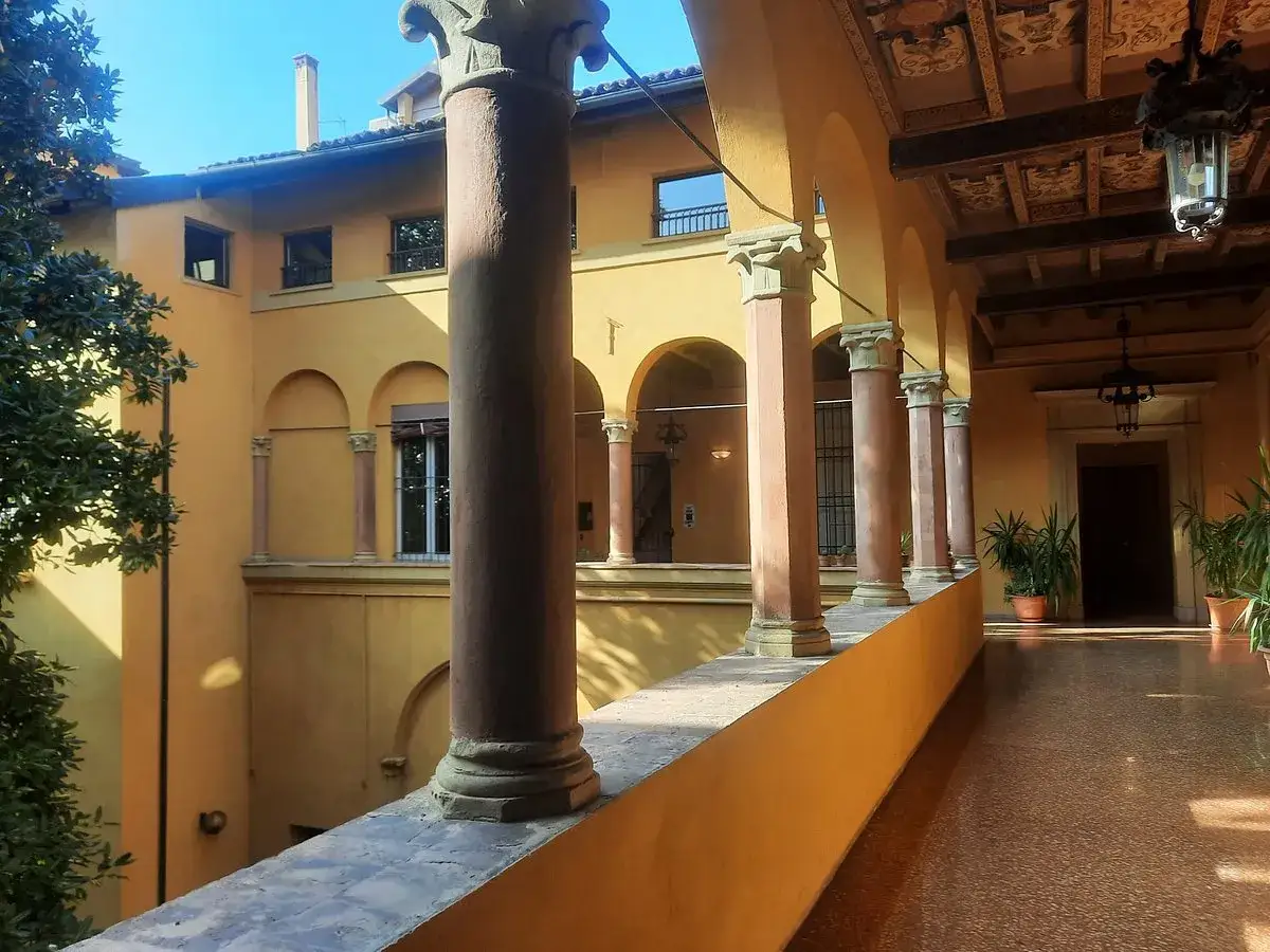 Portico con colonne e soffitto decorato, parte della casa di Lucio dalla a Bologna.