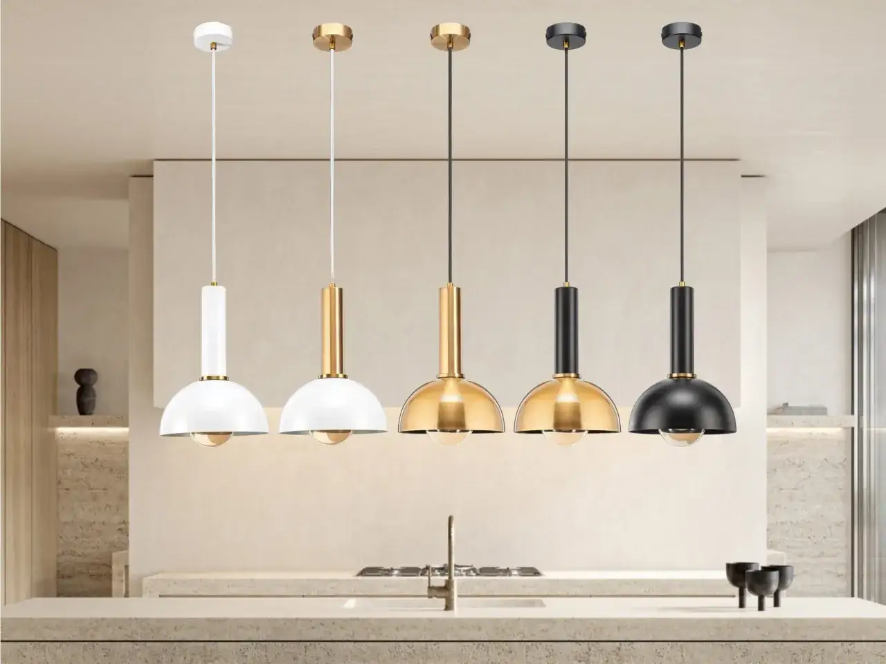 Cinco lámparas de barra colgantes en blanco, dorado y negro, con pantallas metálicas y detalles dorados, iluminan una cocina moderna.